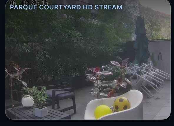 A live camera card showing a courtyard, labelled Parque Courtyard HD Stream